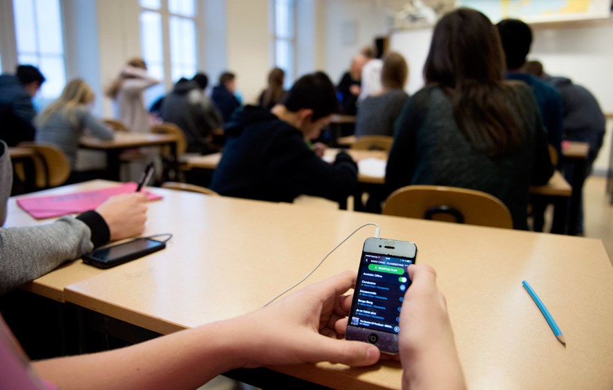 Cagliari: la prof lo rimprovera per l’uso del cellulare, lui la prende a pugni