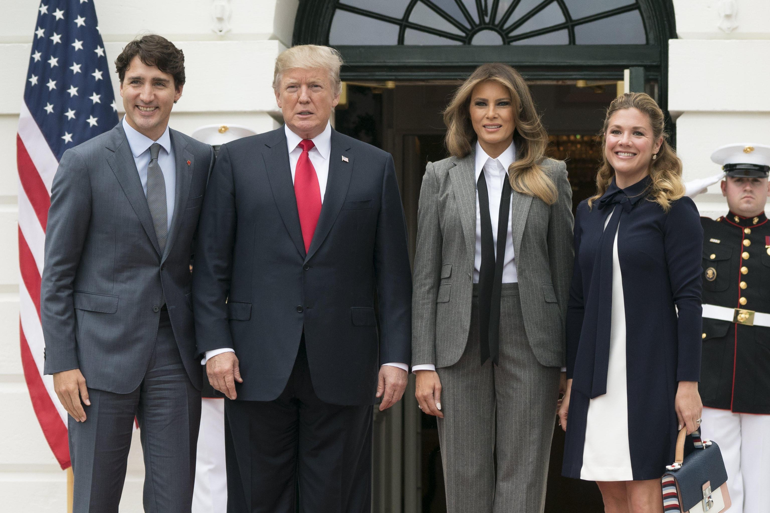 Melania Trump: giacca e cravatta all’incontro con i Trudeau