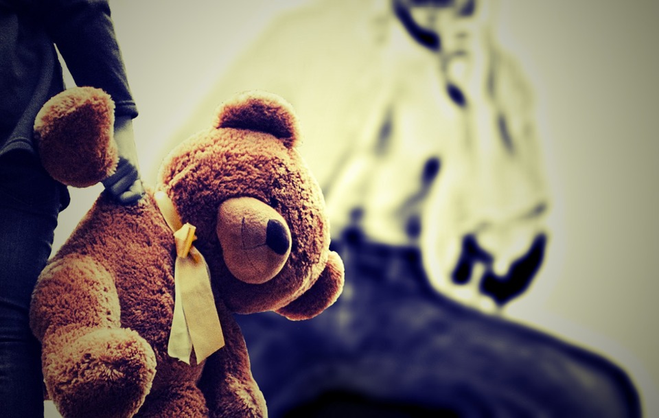 Adotta una bambina di 18 mesi e la uccide dopo due settimane
