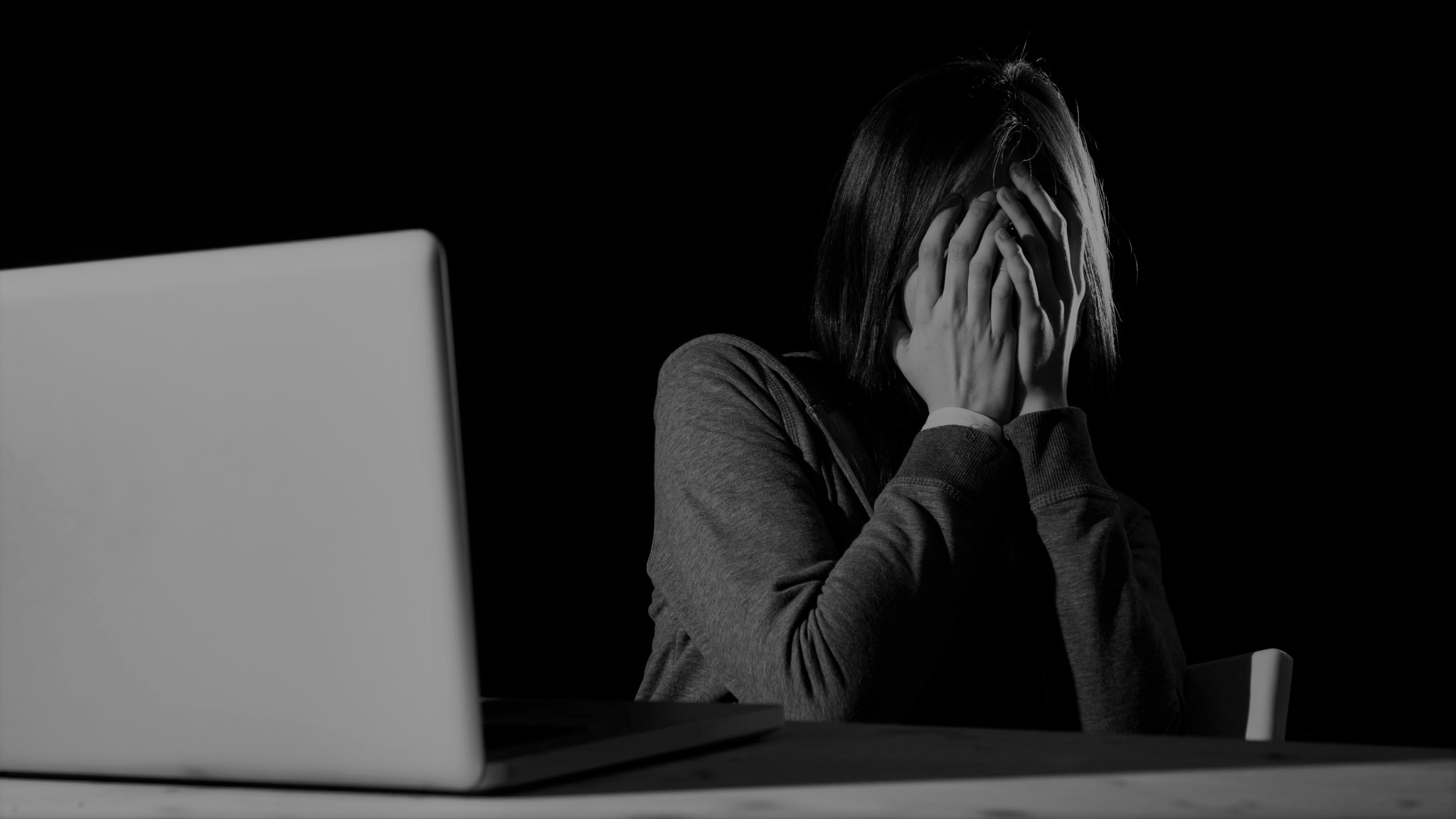 Sardegna, suicida a 22 anni per un video hard: indagati tre amici