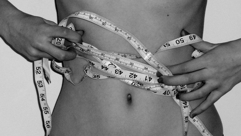 Istigava all’anoressia, blogger 19enne denunciata