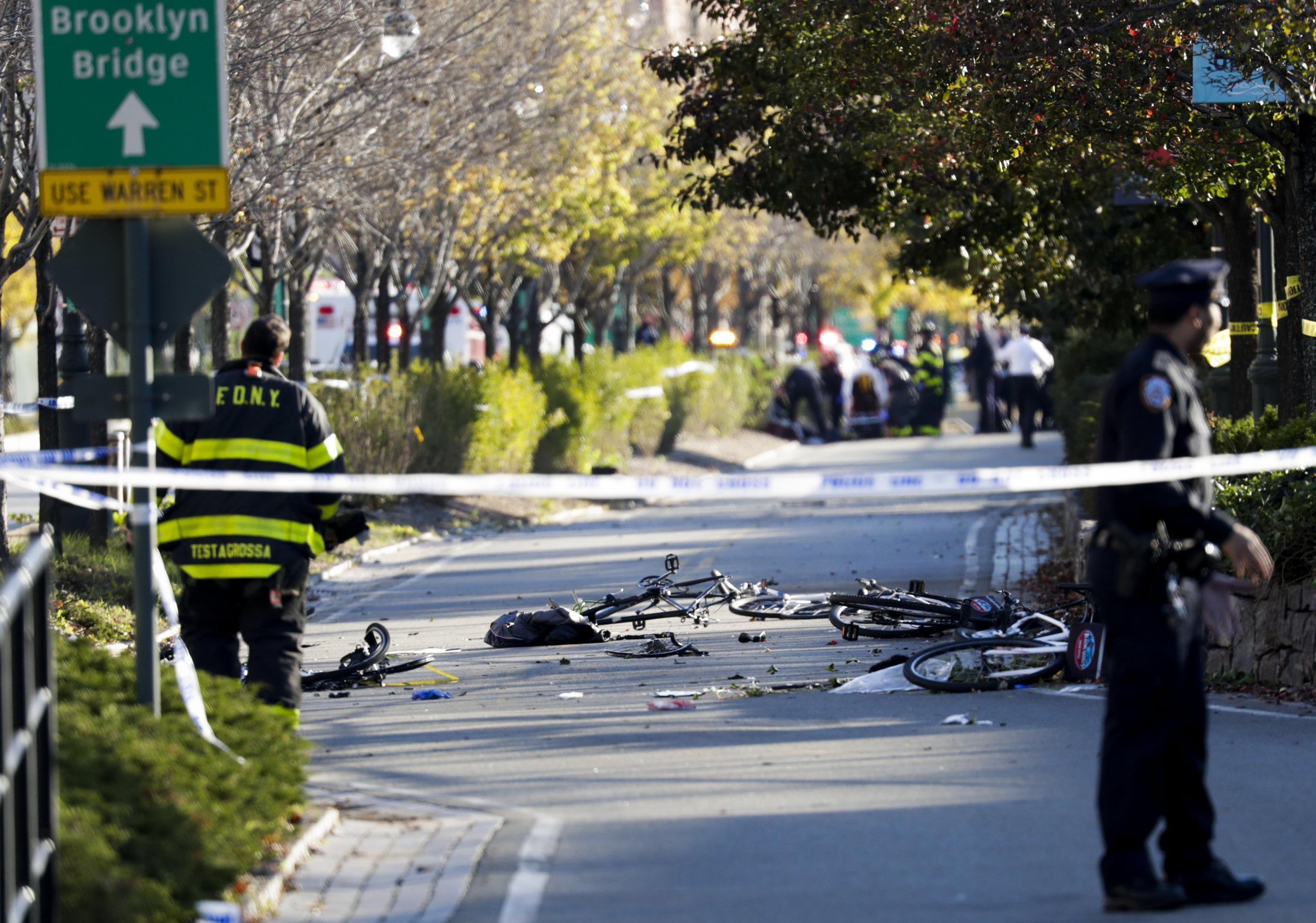 Attentato a New York, furgone piomba su pista ciclabile: 8 morti a Manhattan