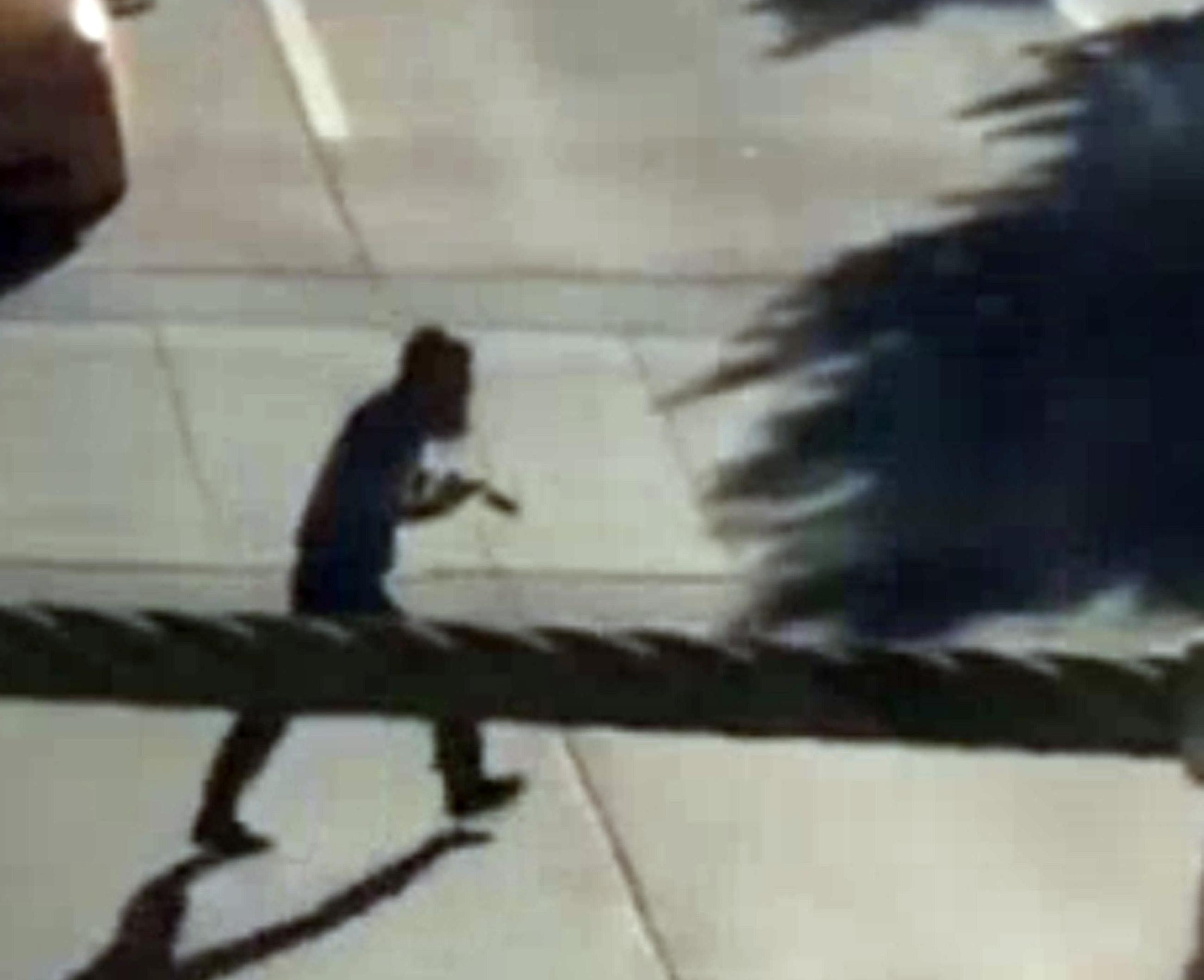 New York: video killer, corre per strade città, poi a terra