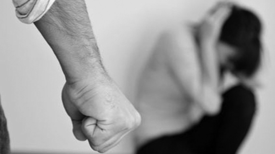 Abusi sessuali su convivente segregata in una baracca con i figli di 3 e 9 anni