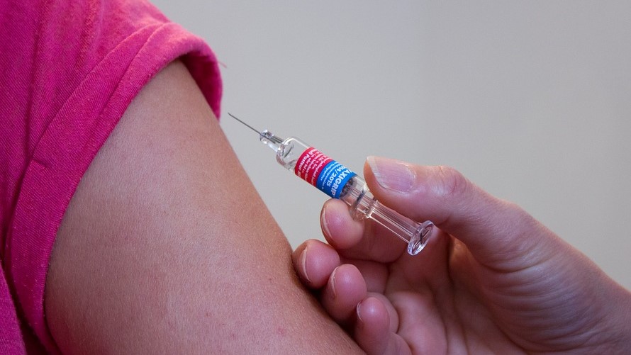 Scontro tra genitori divisi, Tribunale dà ragione al padre: “La bambina va vaccinata”