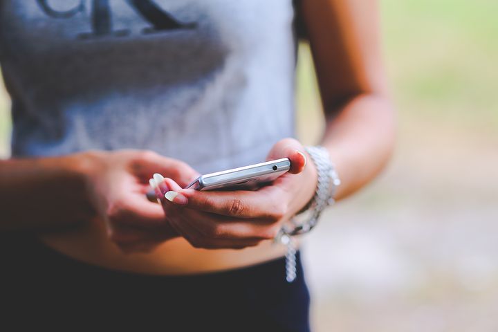 Roma, adesca ragazza 15enne su Facebook e la stupra: a processo 45enne