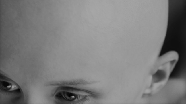 Si rasa i capelli per donarli a bambini malati di cancro, la scuola la punisce
