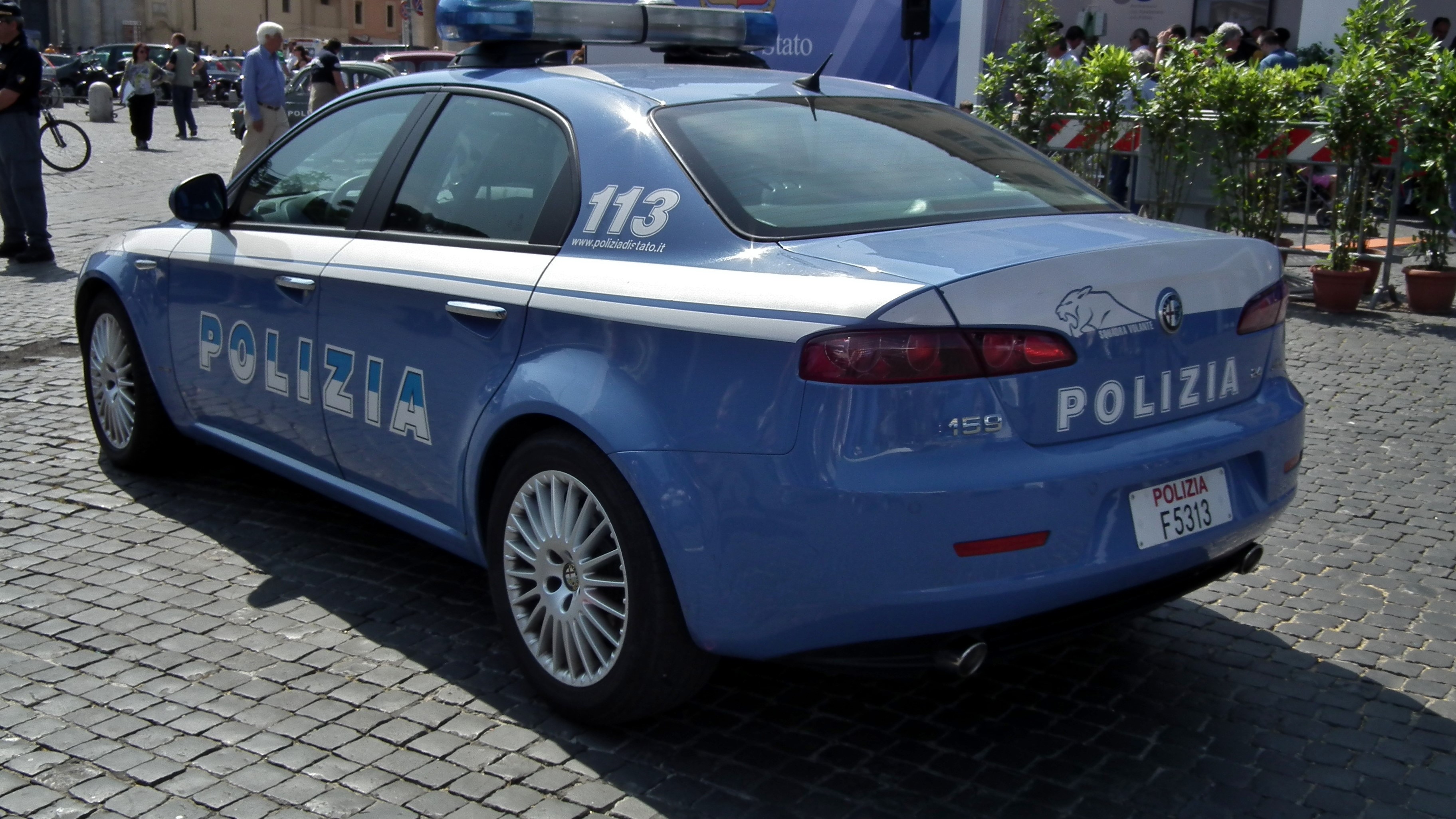 Napoli, violenta la cugina la notte di Natale: arrestato