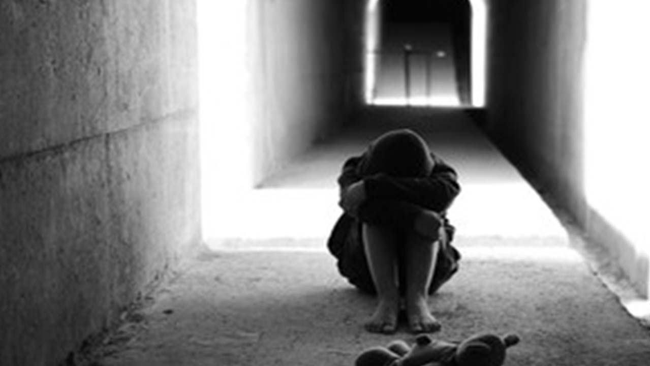 Frosinone, tema shock di una 14enne: “Mio padre mi ha violentata”, l’uomo si suicida