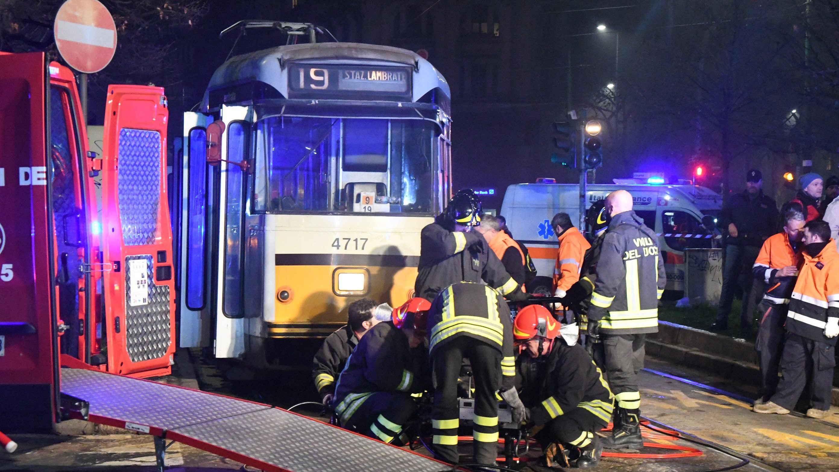 Milano, ragazza investita dal tram resta incastrata per un’ora