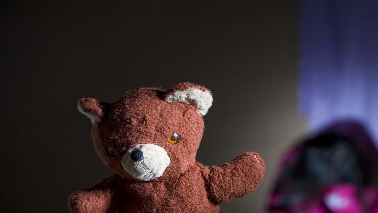 Bambina partorisce a 9 anni: stuprata dal padre con la complicità della madre