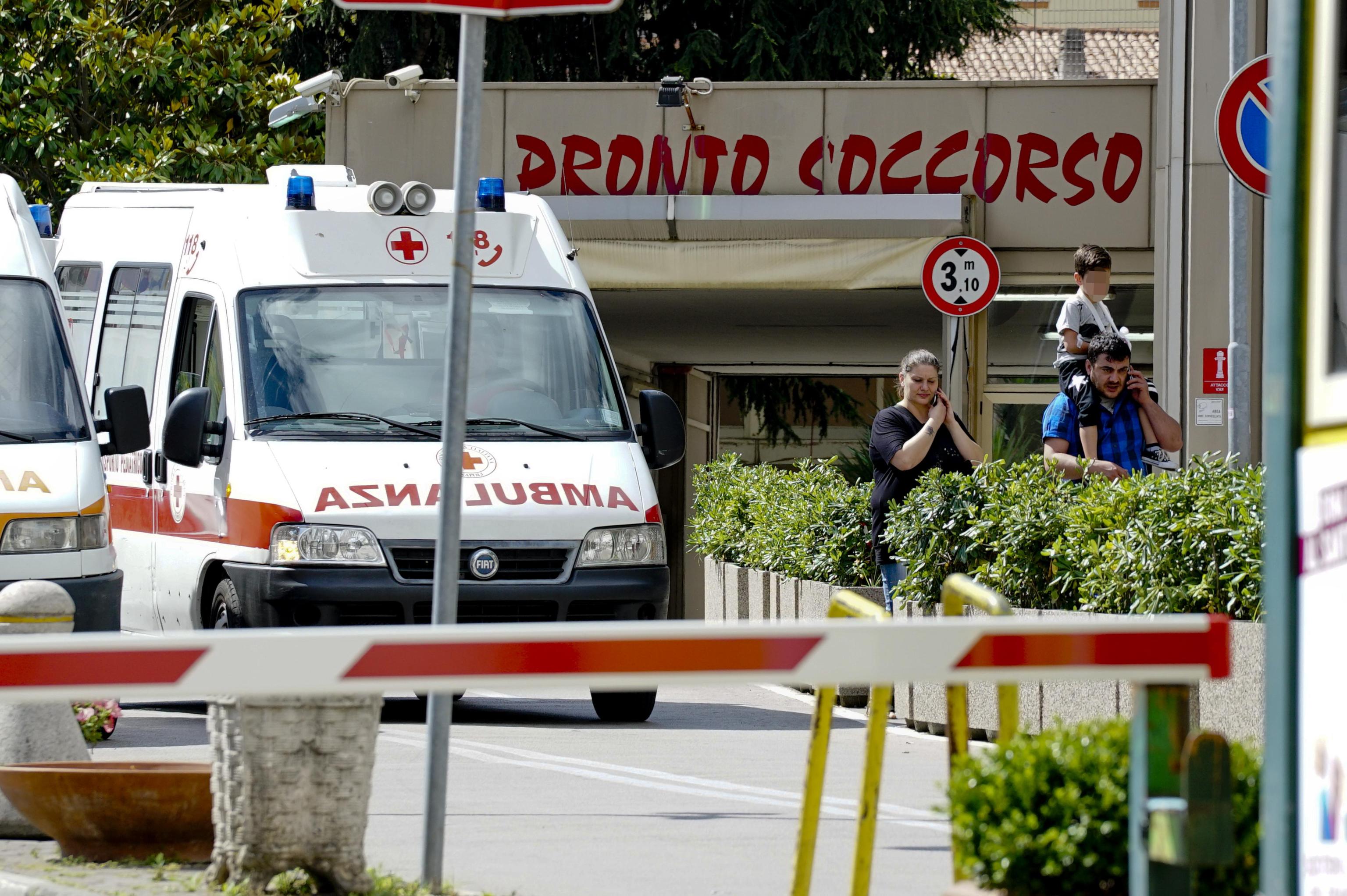 Bambino di 7 anni cade dal terzo piano: mistero sulla dinamica