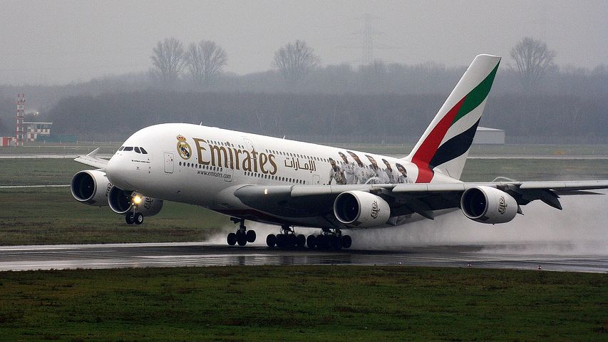 Cacciata da un volo per Dubai a causa dei dolori mestruali