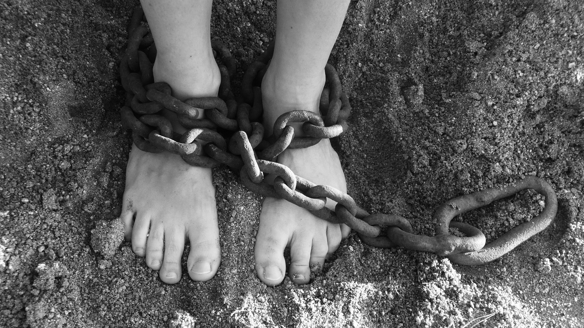 Padre tiene le figlie disabili prigioniere per 10 anni in casa: una di loro avrebbe avuto due bambini dopo le violenze