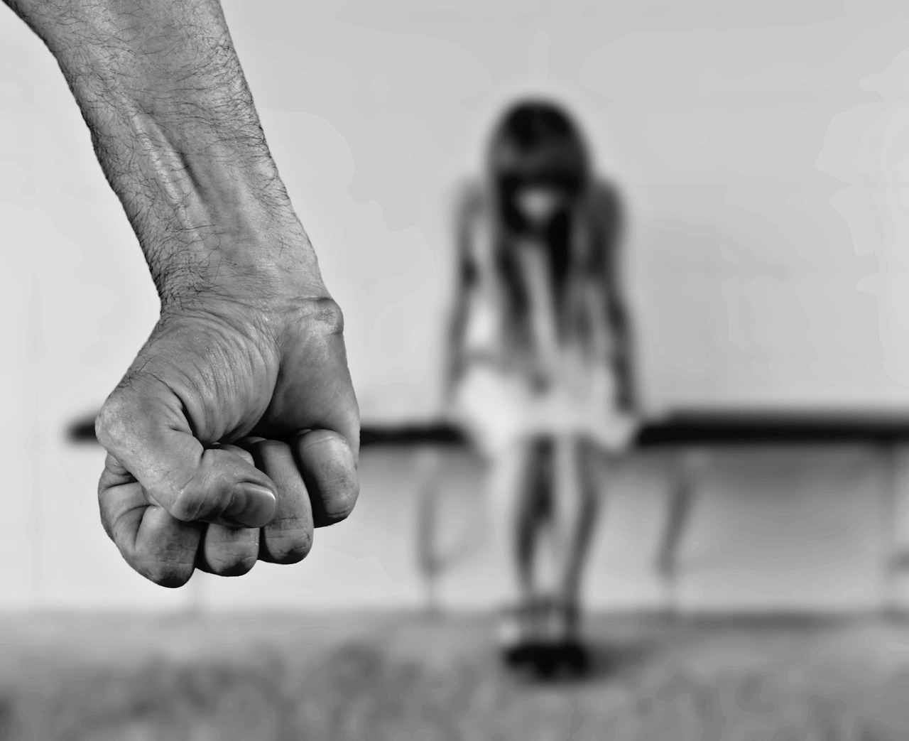 Violentata dal datore di lavoro: la denuncia di una commessa 18enne