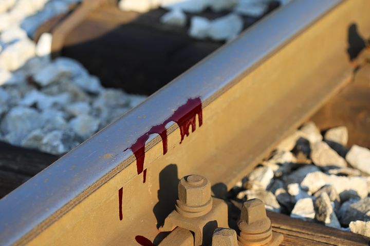Pisa, muore sotto un treno dopo aver incendiato l’auto del pedofilo che abusava di lui