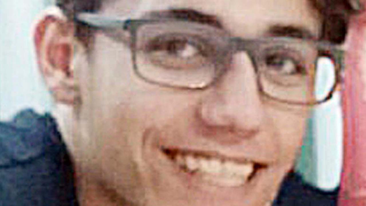 Torino, 17enne si suicida. La denuncia della mamma: ‘Vittima dei bulli, preso in giro anche al funerale’