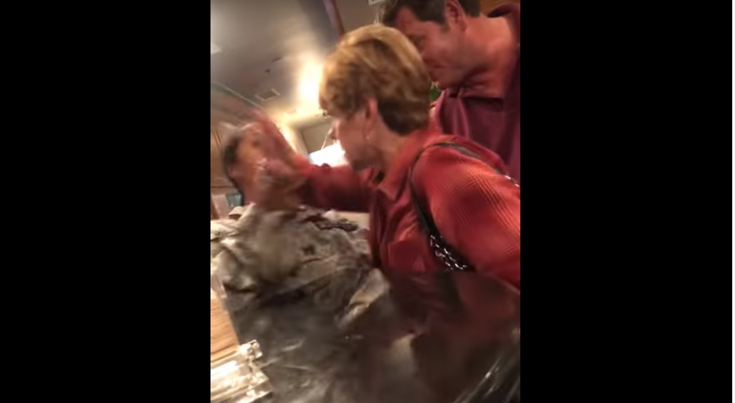 Donna di 72 anni e suo figlio colpiscono soldatessa incinta dopo averle rivolto insulti razzisti