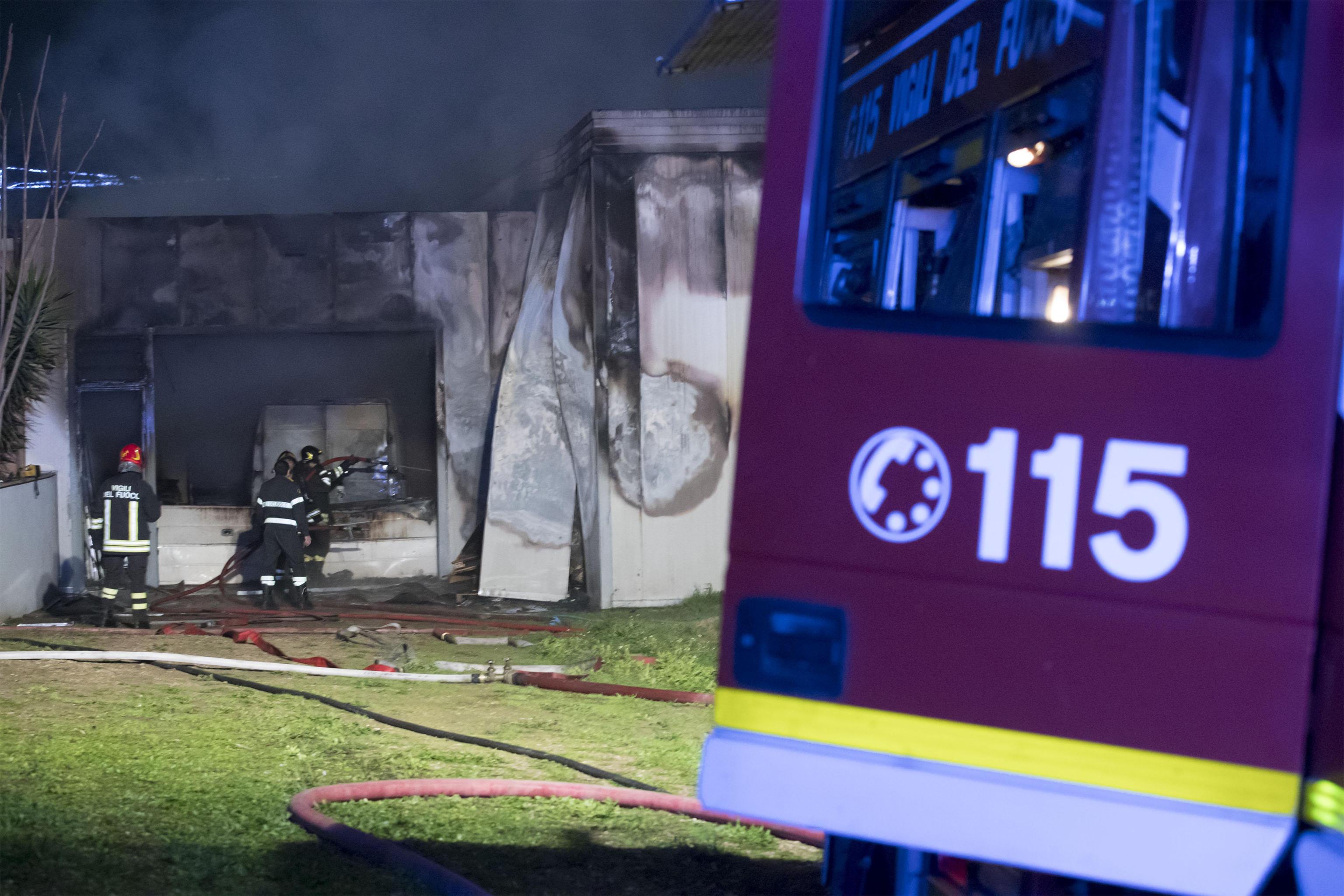 Bimbo di 2 anni salva la mamma e la sorellina dall’incendio in casa e muore tra le fiamme