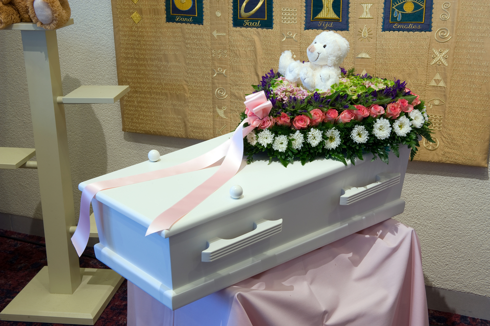 Madre organizza raccolta fondi per il figlio morto, ma il bambino è vivo e in salute