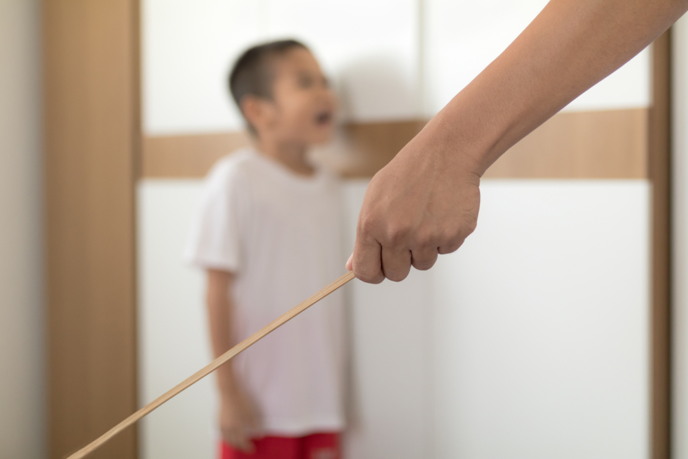 Marito e moglie prendono a sprangate il bullo che vessava il figlio di 10 anni: denunciati