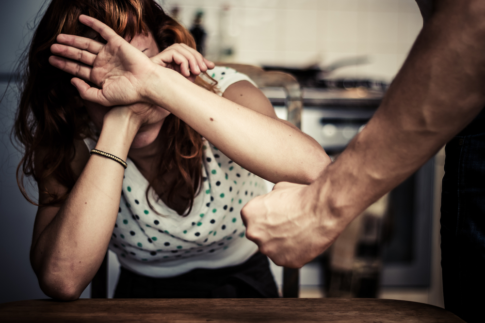 Napoli, donna incinta picchiata dal compagno perde il bambino