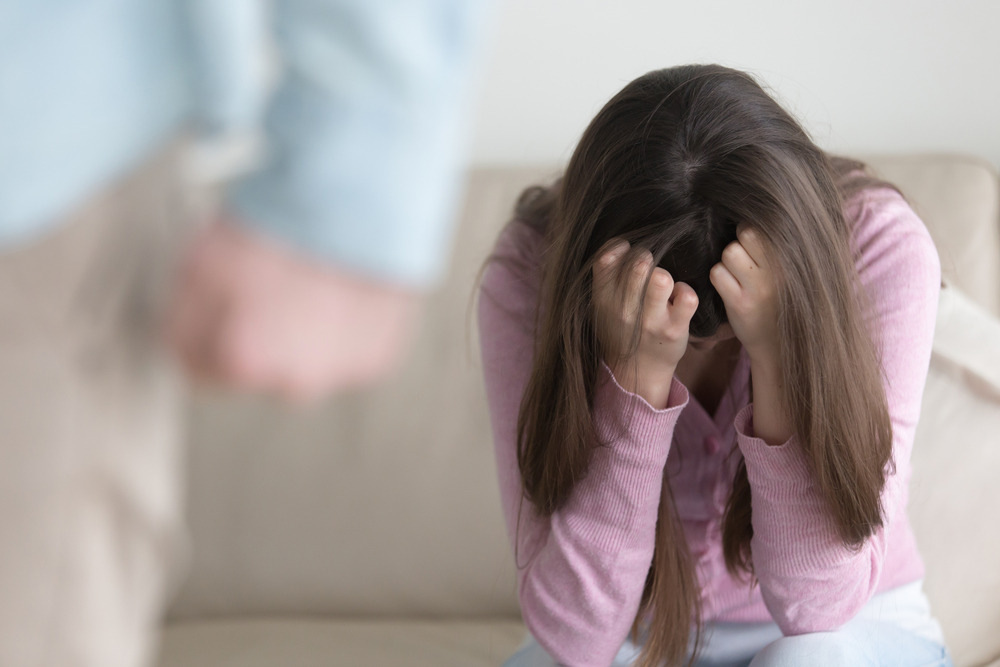 Prende a calci e pugni la figlia tredicenne per un selfie su Instagram