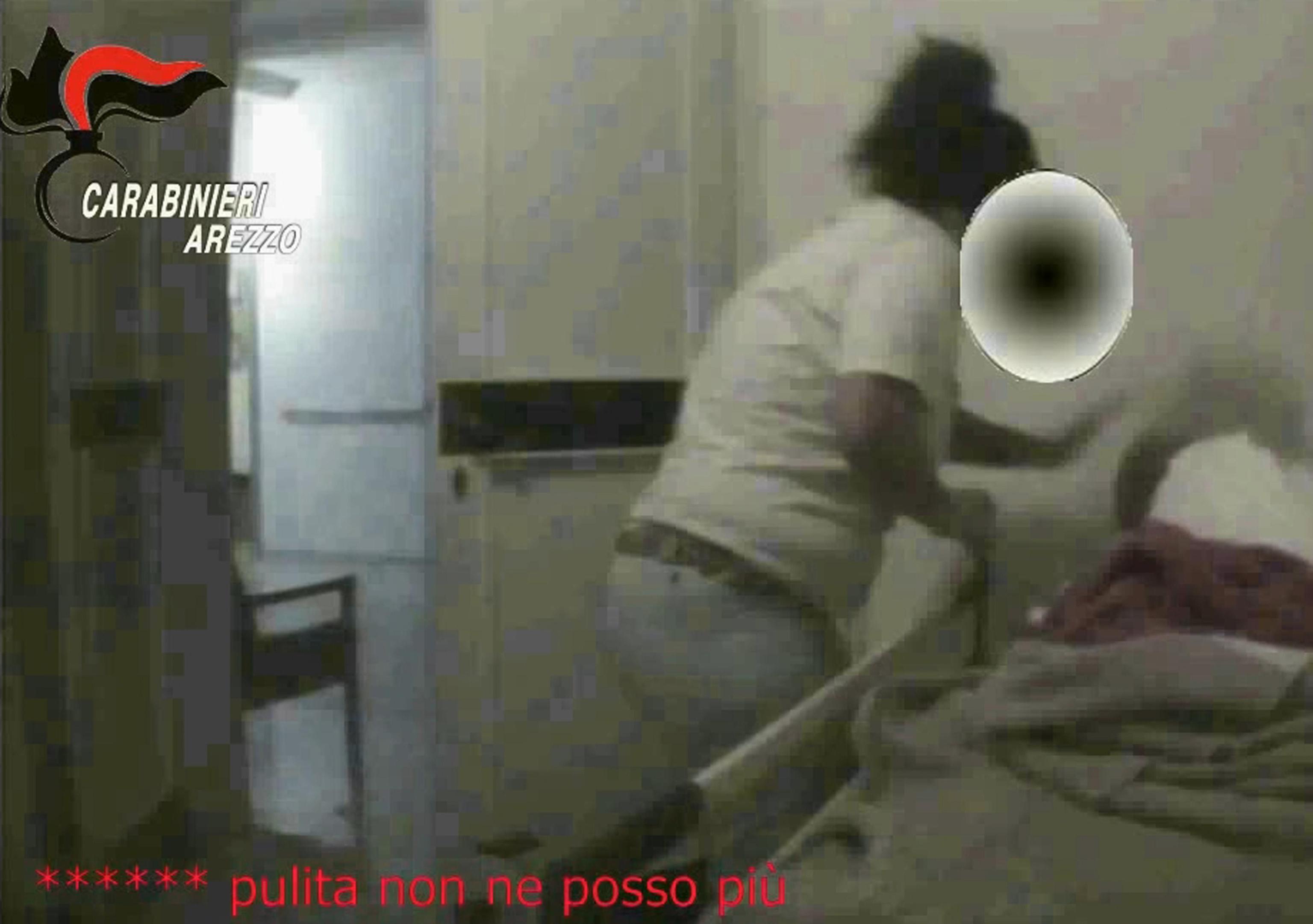 Arezzo, maltrattamenti sugli anziani nella casa di riposo: sei indagati