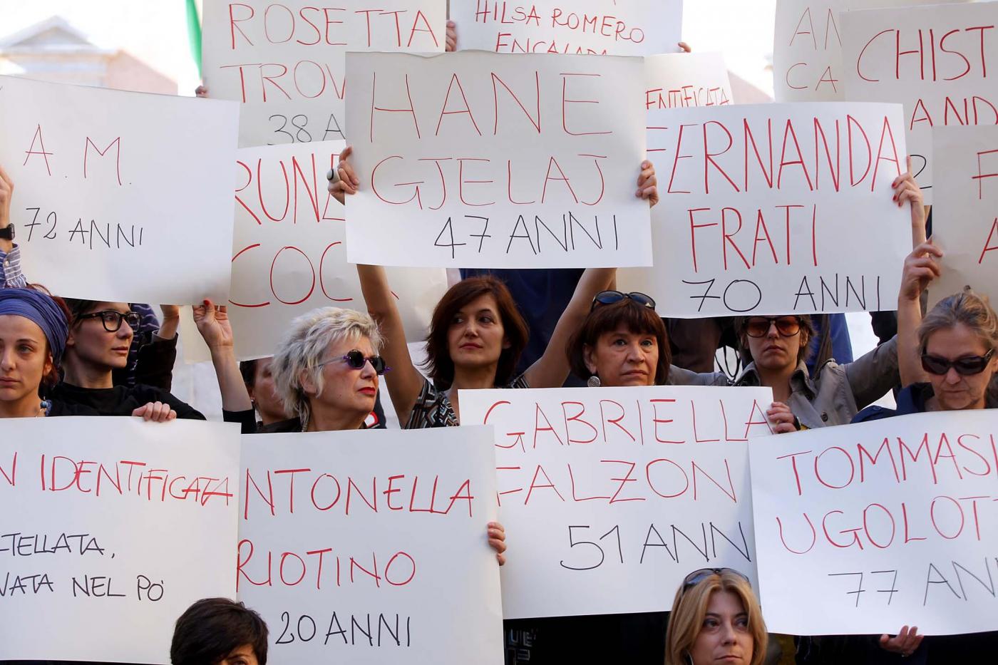 Ragazza rumena trovata senza vita picchiata a morte dal compagno