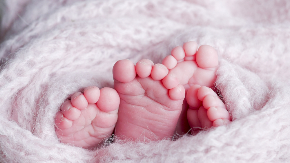 Donna muore dopo parto gemellare e lascia il marito e 5 figli