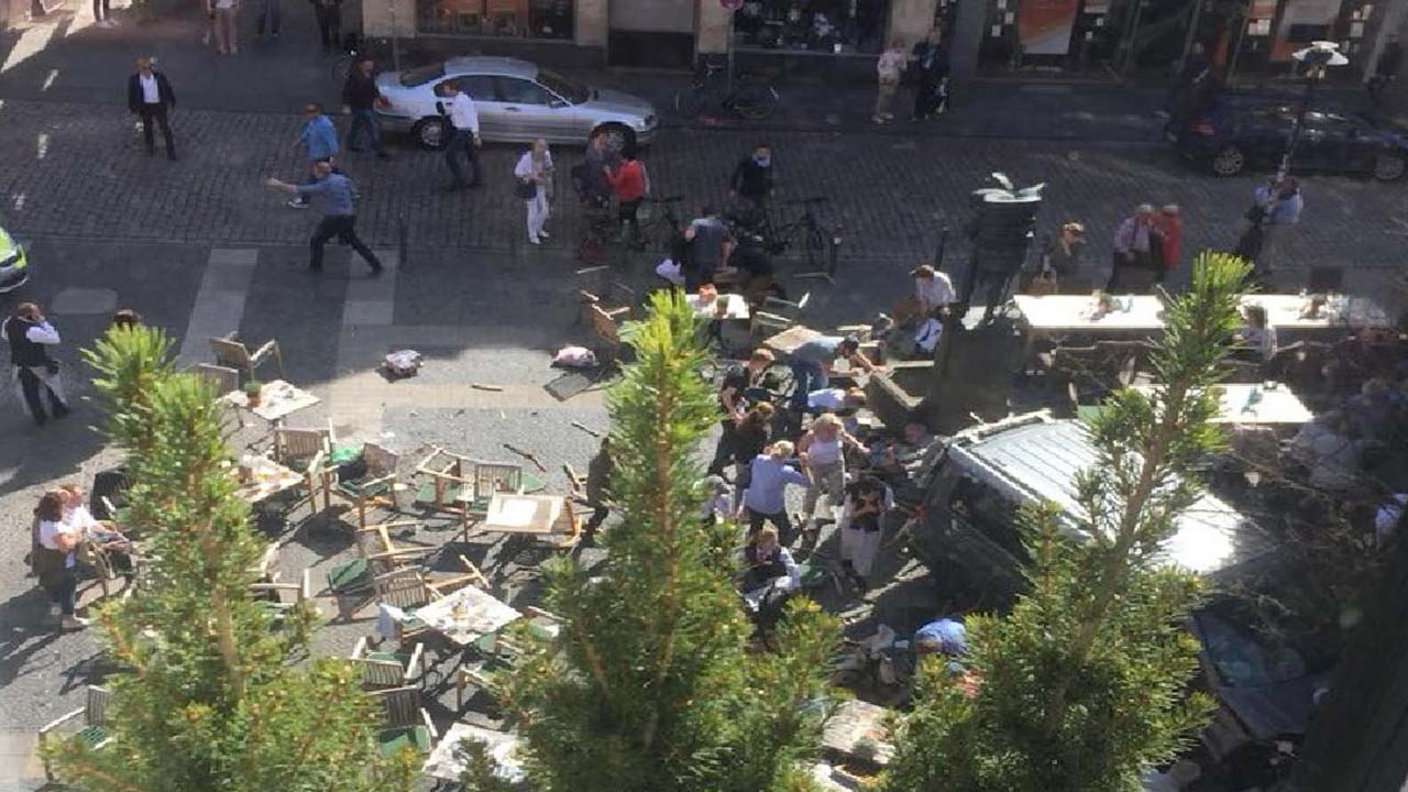 Germania, furgone piomba sulla folla a Münster