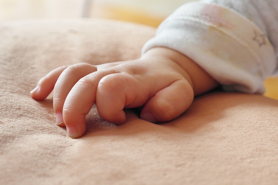 Neonato nasce quattro anni dopo la morte dei genitori biologici