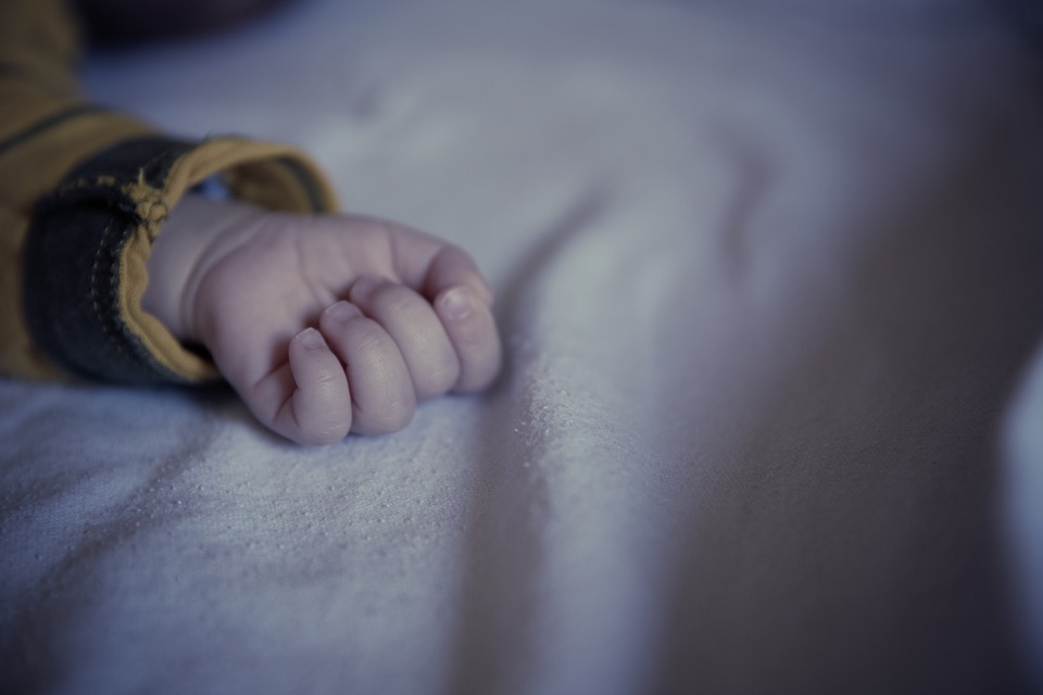 Neonata abbandonata in un tombino salvata da una passante