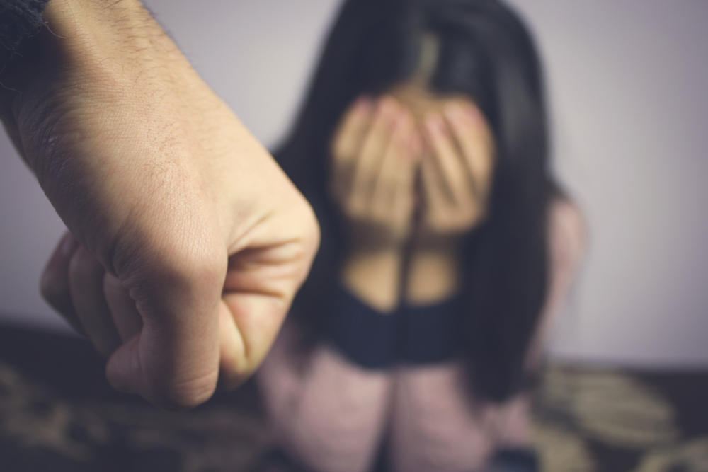 Rifiuta di fare sesso con il marito: lui la uccide a calci