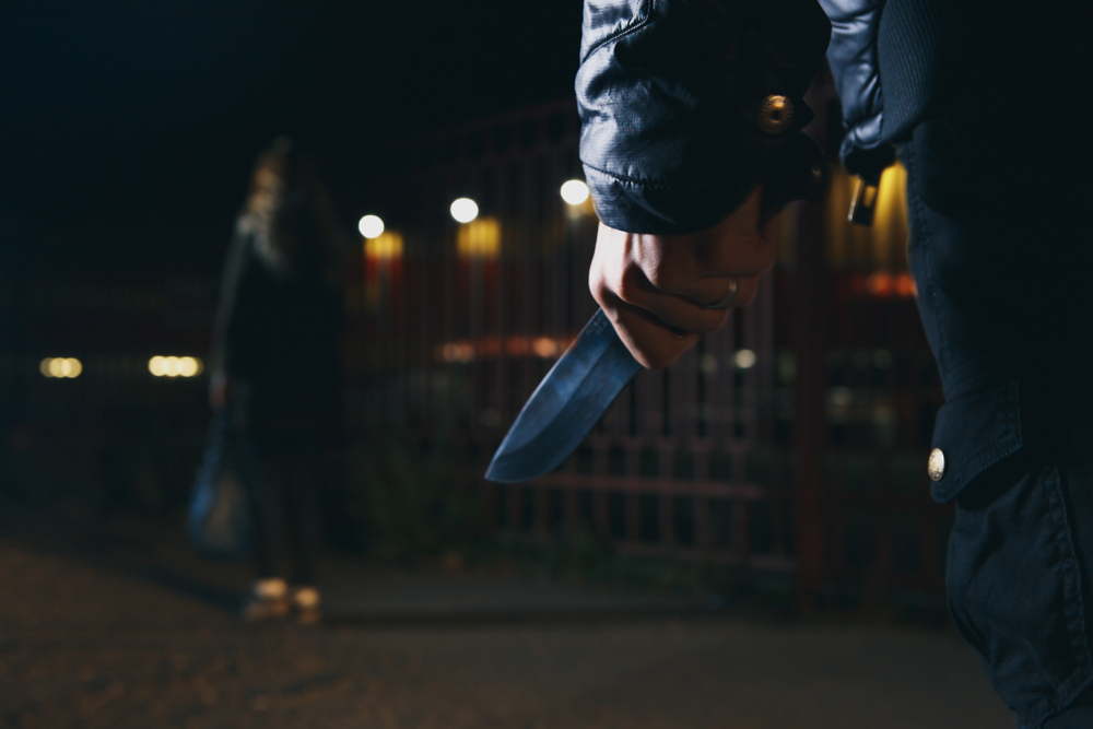 Firenze, 25enne minacciata con un coltello per una sigaretta negata