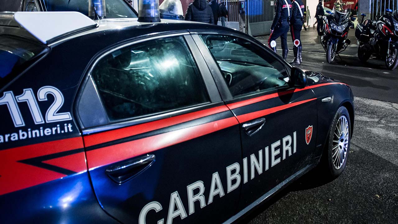 Prato, caramelle in cambio di baci: arrestato pedofilo