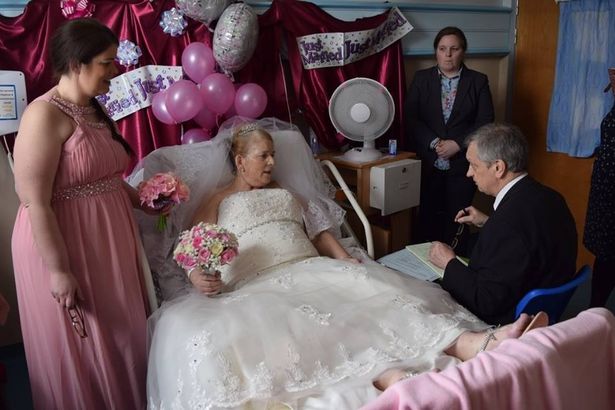 Grave diagnosi di cancro per lei: coppia si sposa in ospedale dopo 42 anni insieme