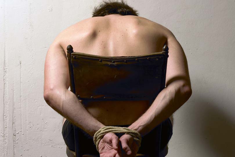 Torture e pugnalate al suo fidanzato per mesi: studentessa modello condannata a 7 anni e mezzo