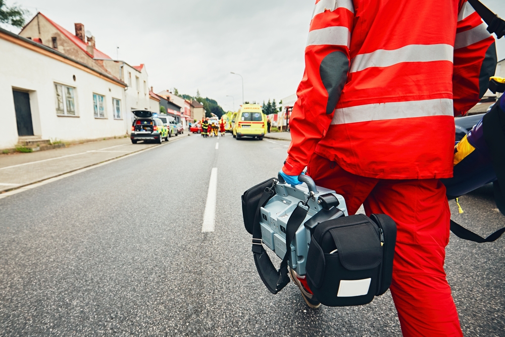 Auto si schianta contro un muro: bimbo di 3 anni muore sbalzato dal finestrino