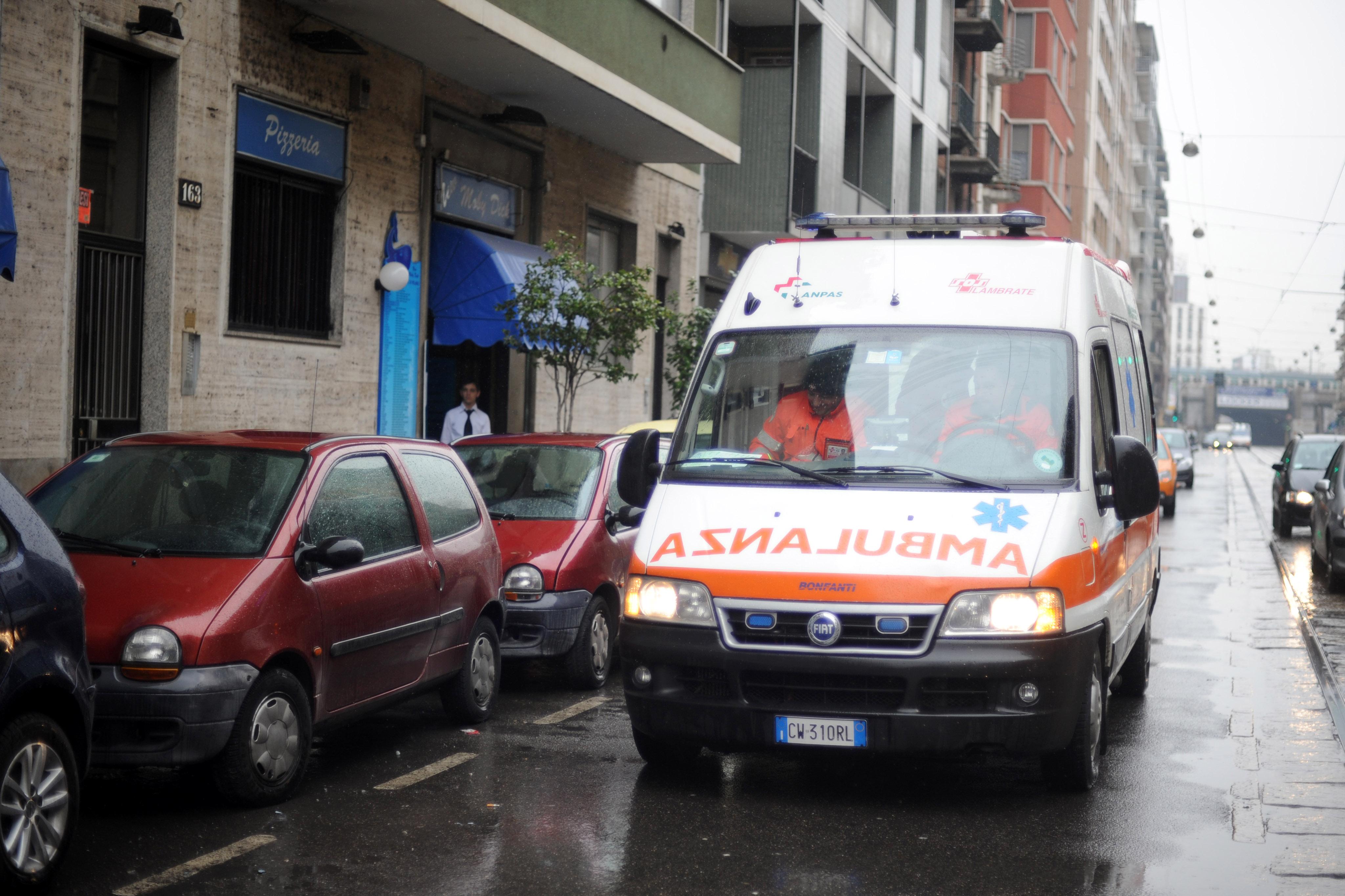 Bimba di 3 anni precipita per 7 metri da un terrazzo: ricoverata in gravi condizioni