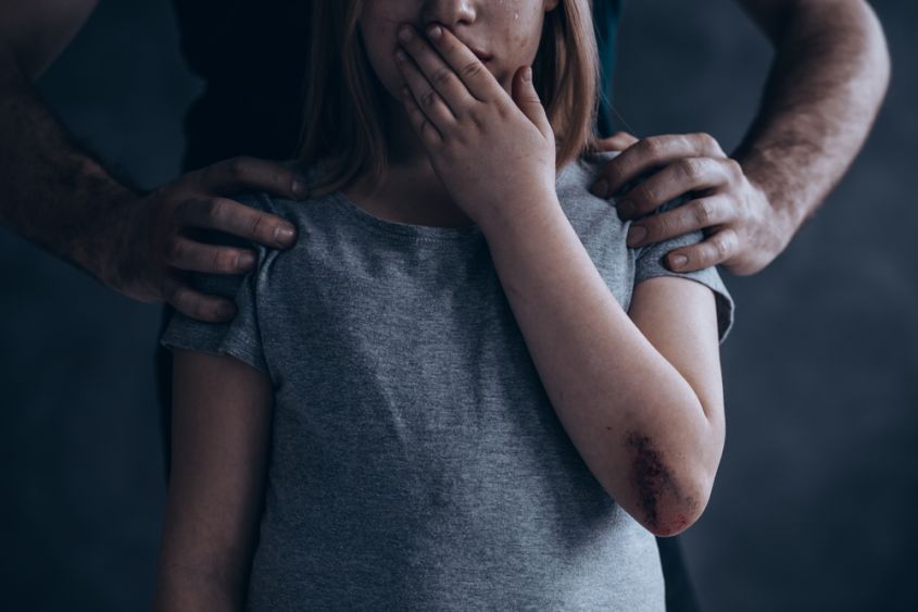 Bimba di 8 anni abusata dal compagno della sorella maggiore