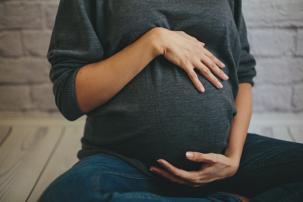 Donna incinta costretta a vivere in auto: “Ho paura per la salute del mio bambino”
