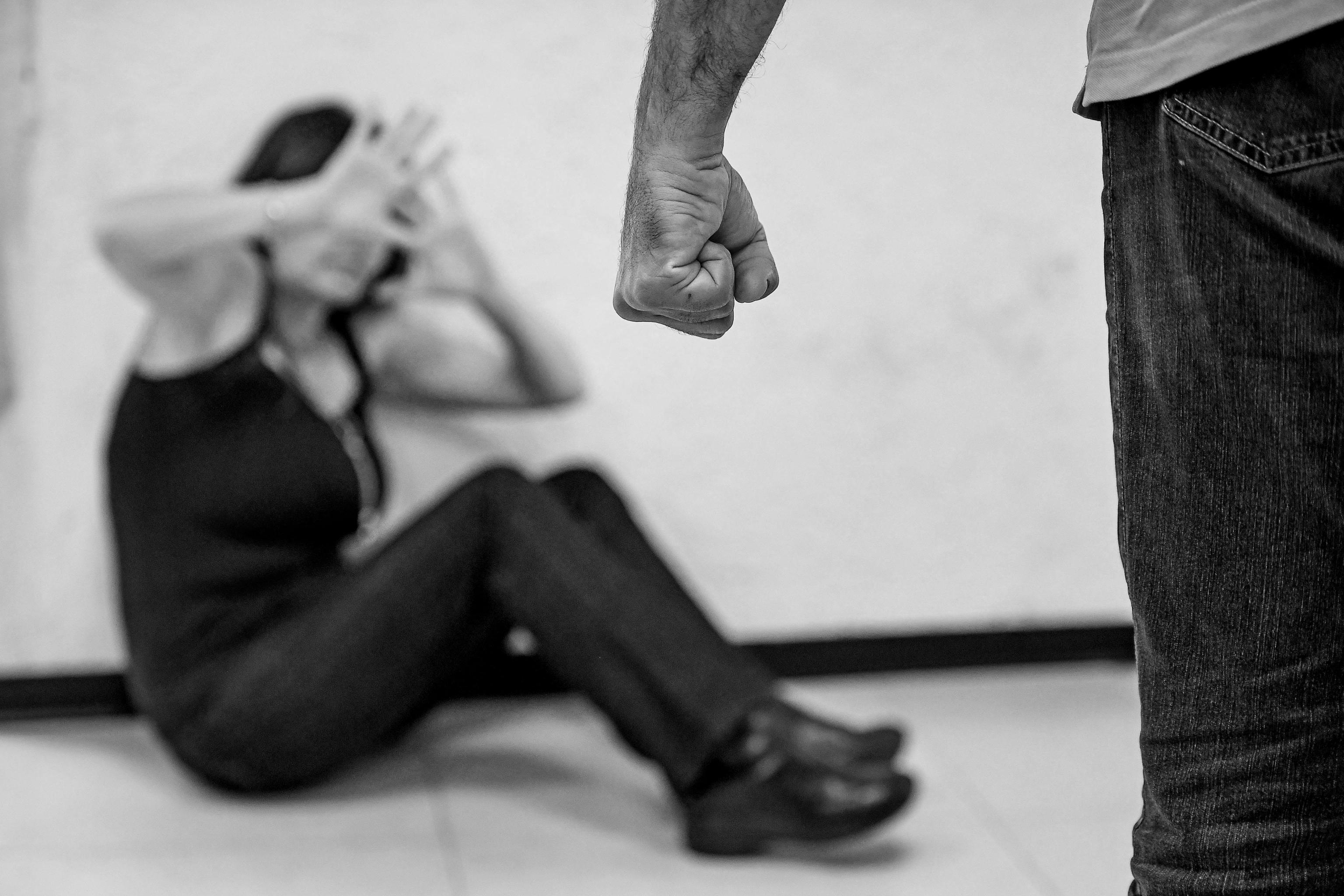 Picchiata e violentata dal marito che le impediva anche di lavarsi per gelosia