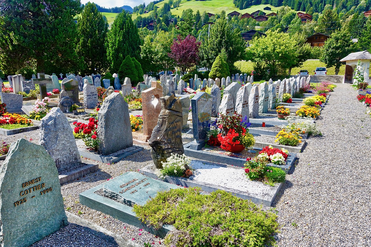 Furti nei cimiteri: individuato il ladro di fiori, bambole e cimeli dalle tombe