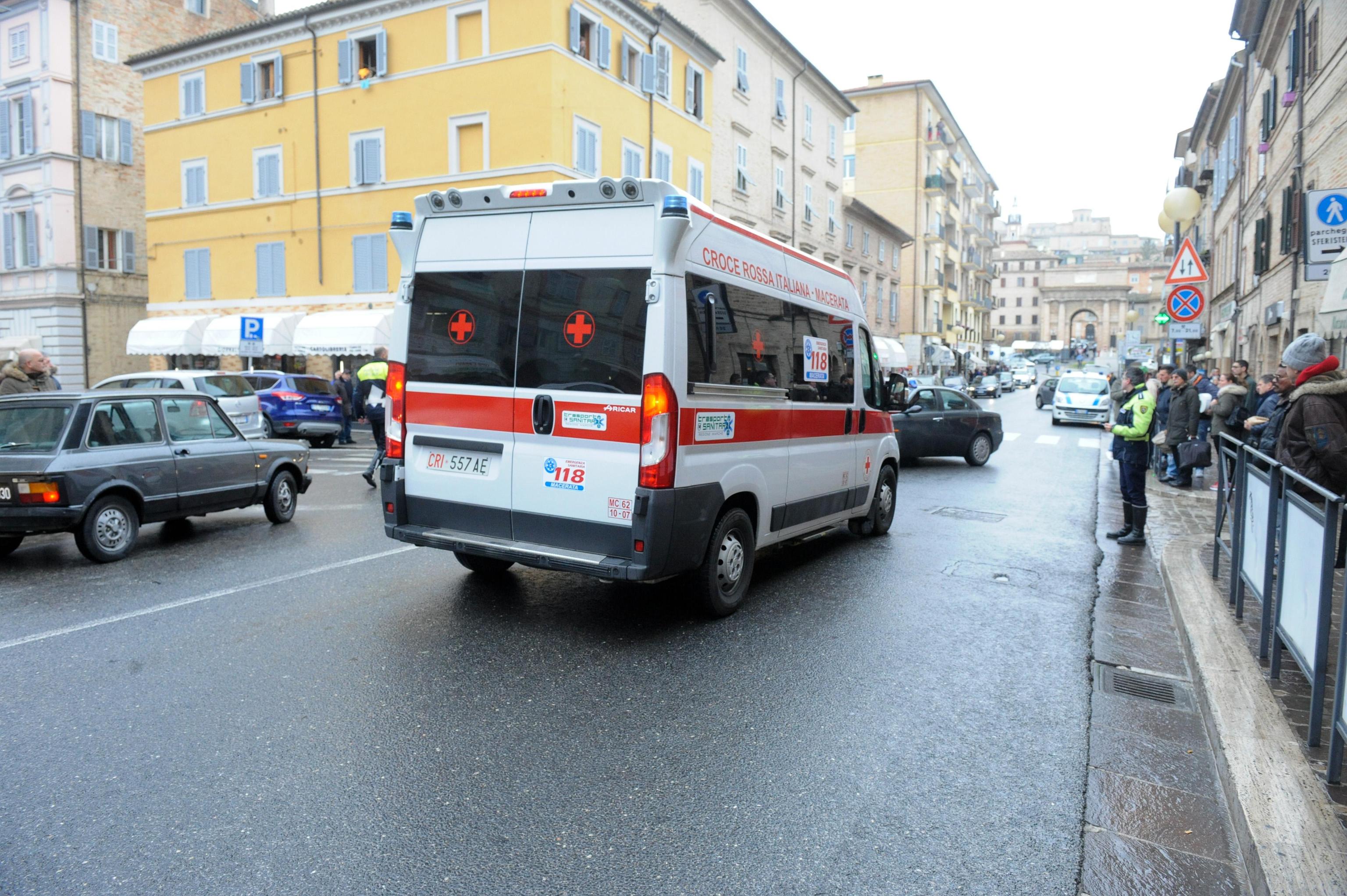 Mamma e bambina nel passeggino travolte da un’auto a Palermo