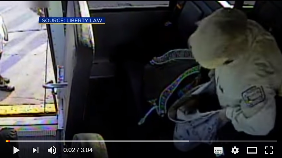Bambina autistica maltrattata dall’autista dello scuolabus: il video shock