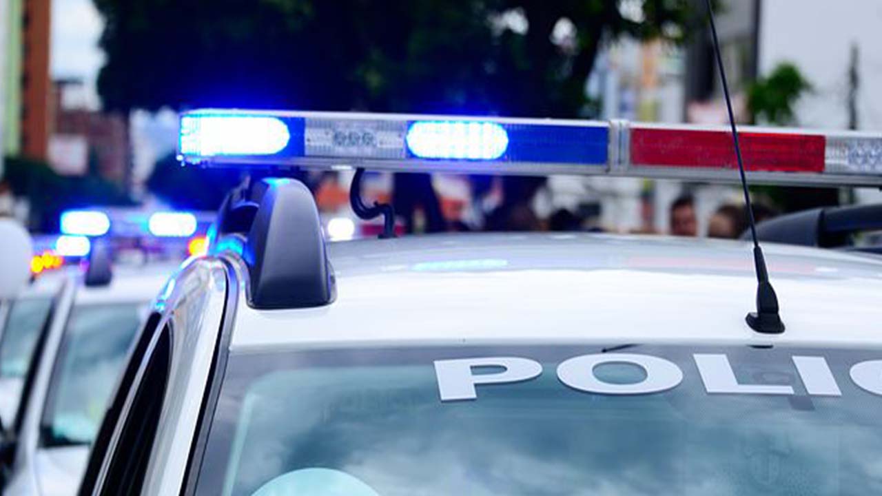 Bambina di un anno dimenticata nell’auto dai genitori: morta per arresto cardiaco