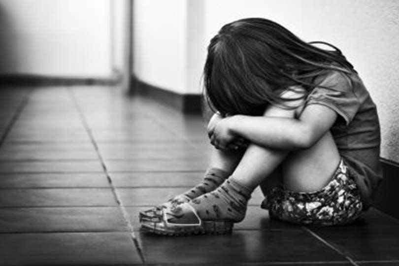 Genitori arrestati per aver torturato i 10 figli con morsi, pistole ad aria compressa e acqua bollente