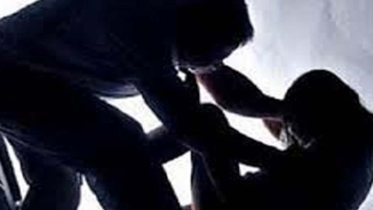Rimini, bambino di 8 anni fa arrestare compagno violento della mamma: ‘Aiuto, la vuole uccidere’
