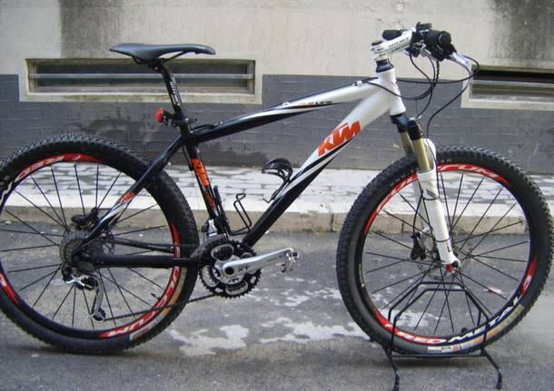 “Hanno rubato la bici di mio figlio, era del suo papà morto in un incidente”: l’appello di una madre